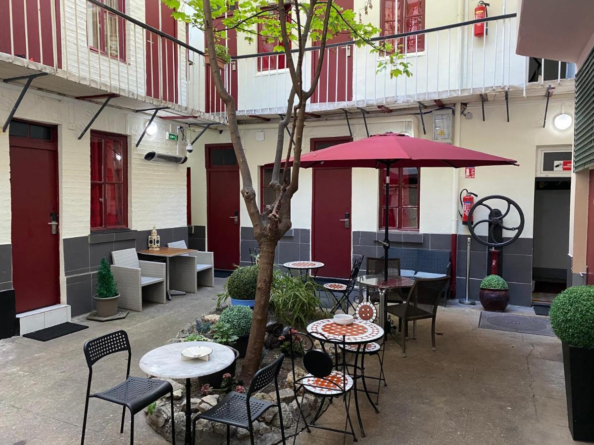 Hotel Chevallier Levallois-Perret Exterior photo